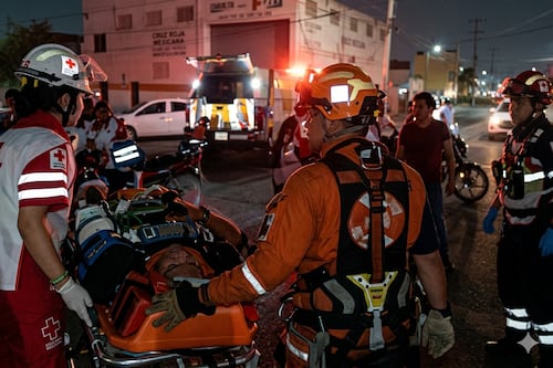 Rescatan a hombre que presuntamente fue lanzado a canalón de 4 metros ¡y vive para contarlo!