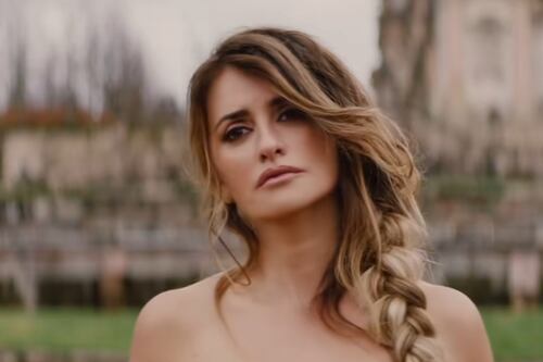 ‘Residente’ y Penélope Cruz le rinden un homenaje al tiempo en nuevo video musical