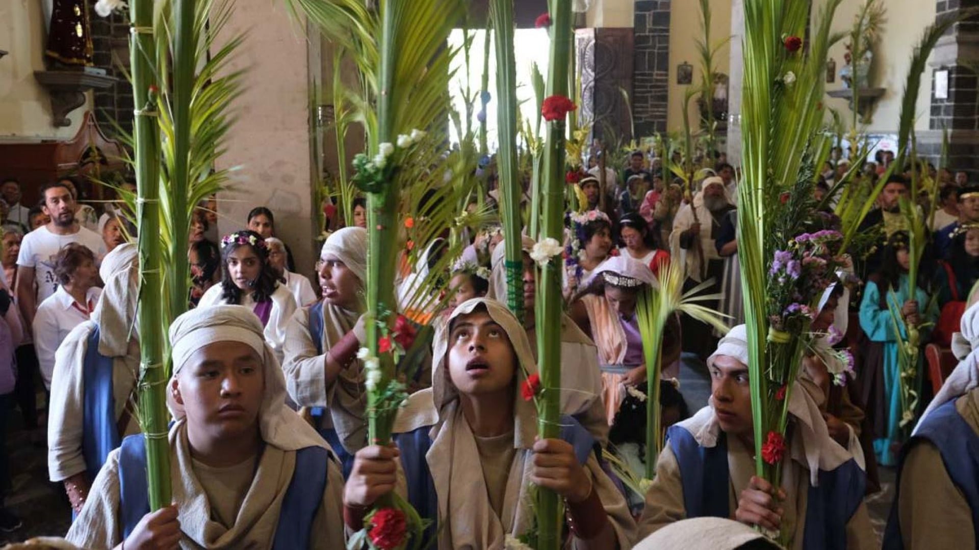 En el marco de la 181 Representación de la Semana Santa 2024, actores de la alcaldía Iztapalapa acudieron a bendecir sus ramos en conmemoración del Domingo de Ramos