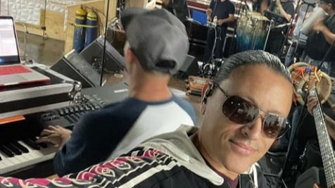 Comparan a Elvis Crespo con Rosalía por su extravagante atuendo en los Premios Billboard