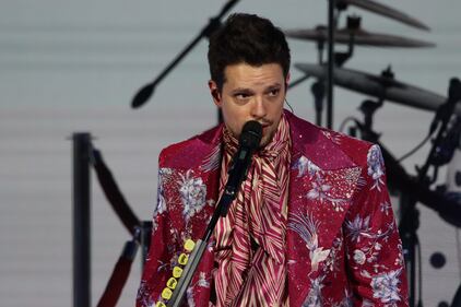 El cantante y compositor venezolano fue sorprendido con un disco Platino por su álbum EVA, Doble diamante y Triple Platino por su sencillo Ojos Marrones en el Teatro Metropólitan.
