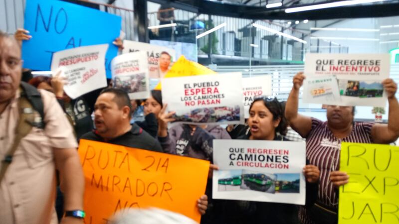 Mientras se llevaba a cabo la sesión usuario del transporte protestaban.