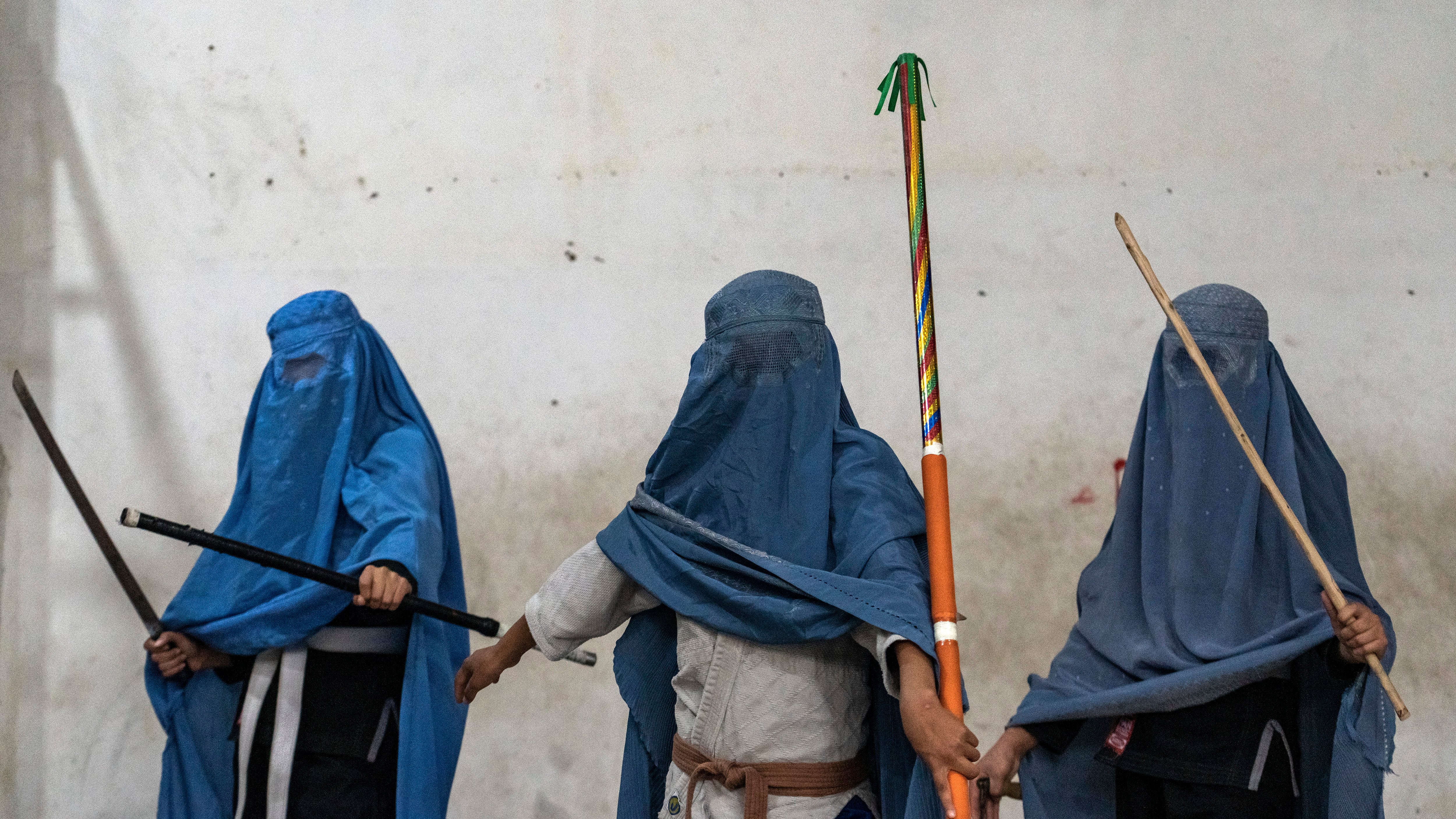 Mujeres afganas sufren restricciones para practicar deportes por ley islámica.
