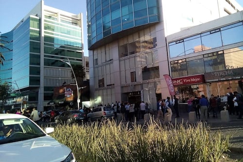 Evacúan edificios en México por riesgo de colapso tras fuerte temblor