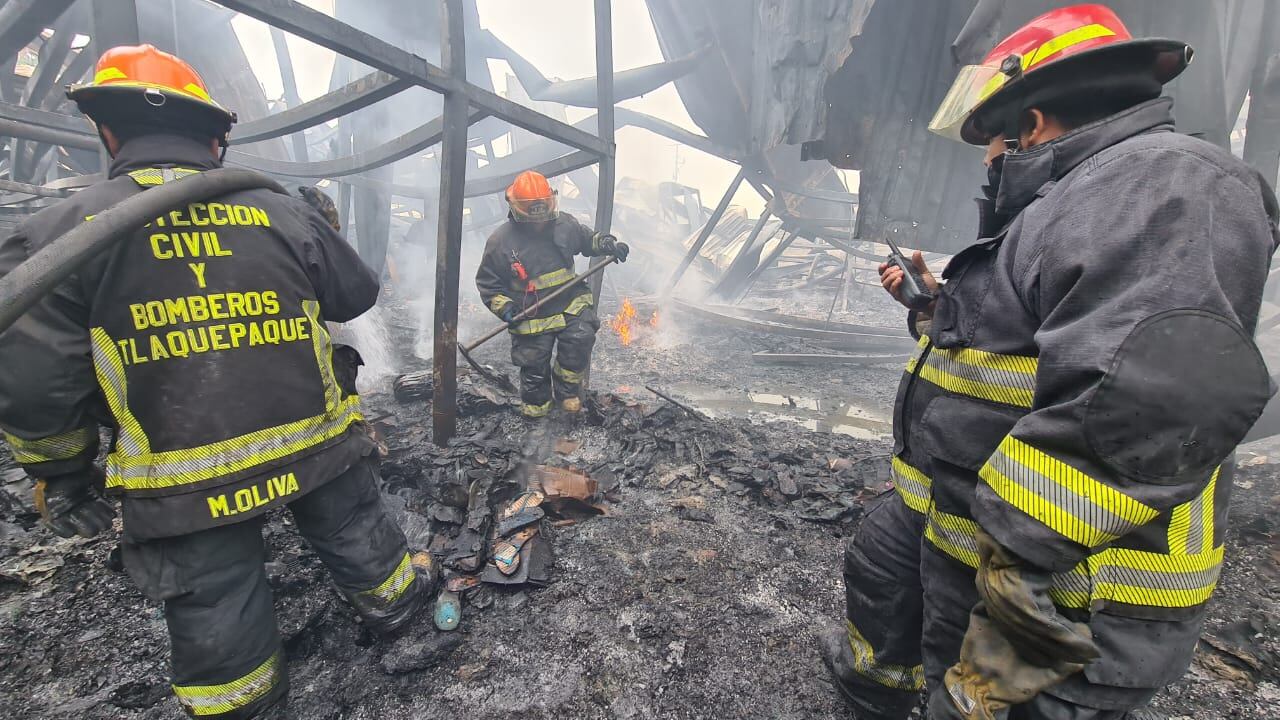 El incendio amenazó a los vecinos de las fincas contiguas y un lote de autos ubicado a un costado, por suerte no se propagaron las llamas.
