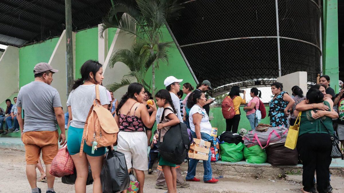 Desplazados utilizan la cancha de fútbol de la localidad como albergue temporal tras la ola de violencia que azota la región. Declararon que el Gobierno de Chiapas los olvidó.