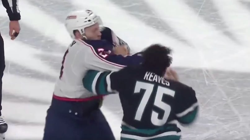 Ryan Reaves y Mathieu Olivier protagonizaron una intensa pelea.