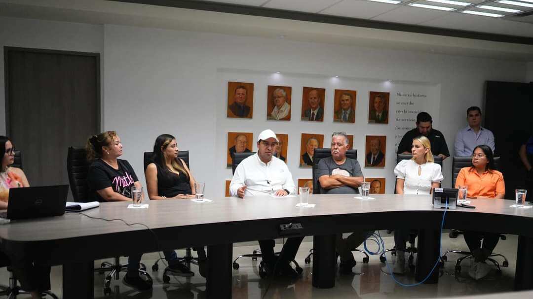 Nava y vecinos de Santa Catarina acudieron a Agua y Drenaje.