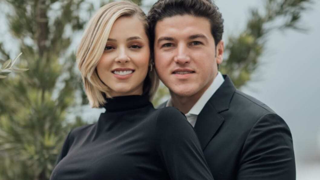 La pareja, vestida de negro, mostró los que serían los primeros zapatitos de la bebé.