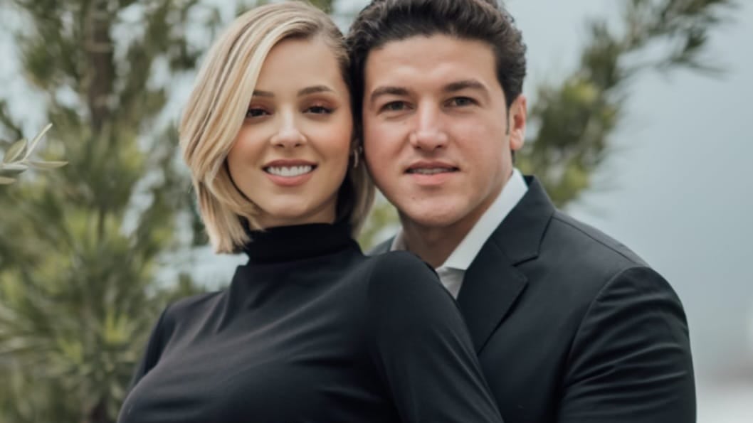 La pareja, vestida de negro, mostró los que serían los primeros zapatitos de la bebé.