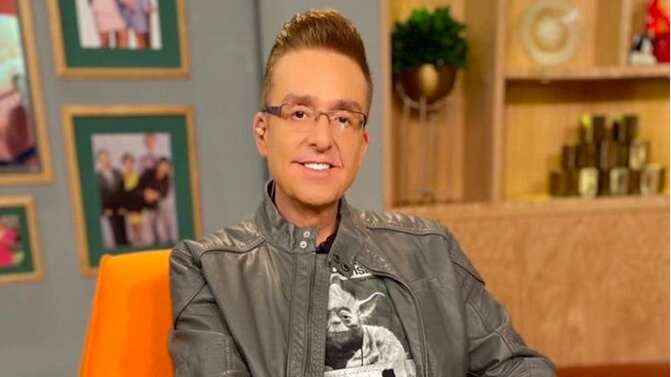 El actor y conductor permanece en terapia media tras ser operado de emergencia.