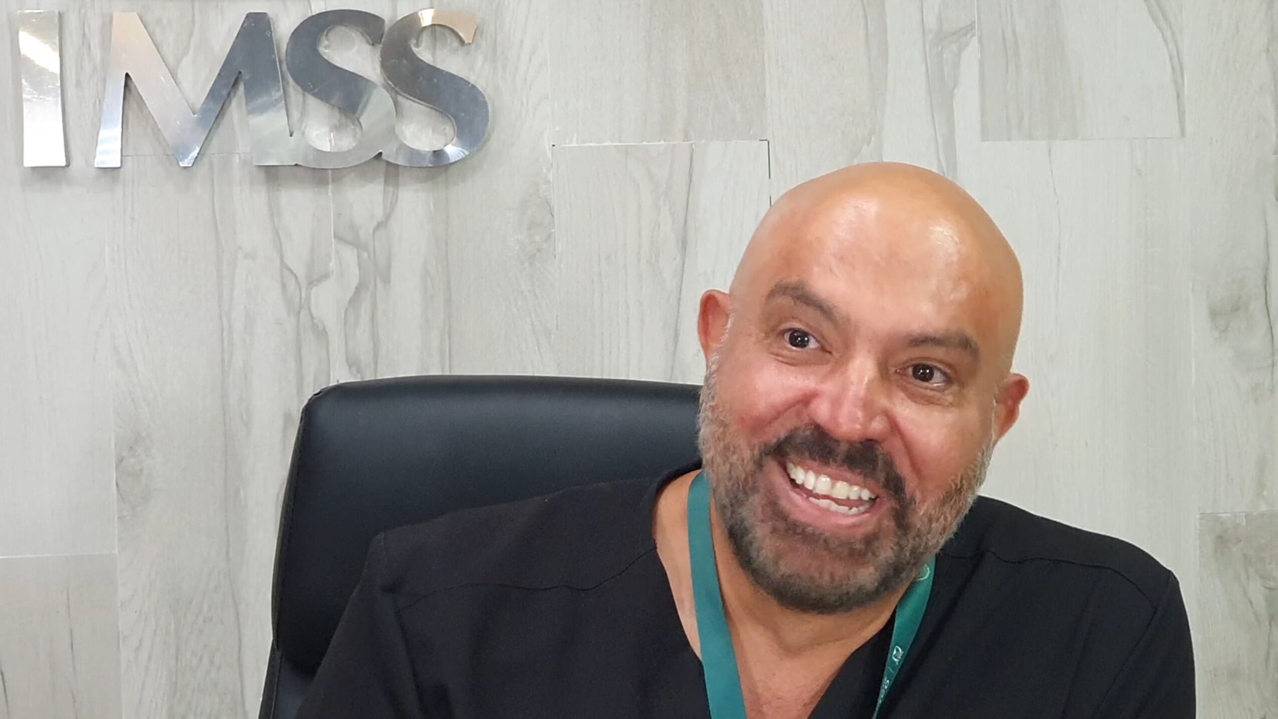 Médico del IMSS salva a paciente con arritmia cardíaca en avión