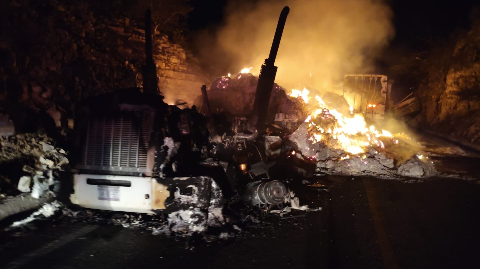 La unidad fue completamente consumida por el fuego.