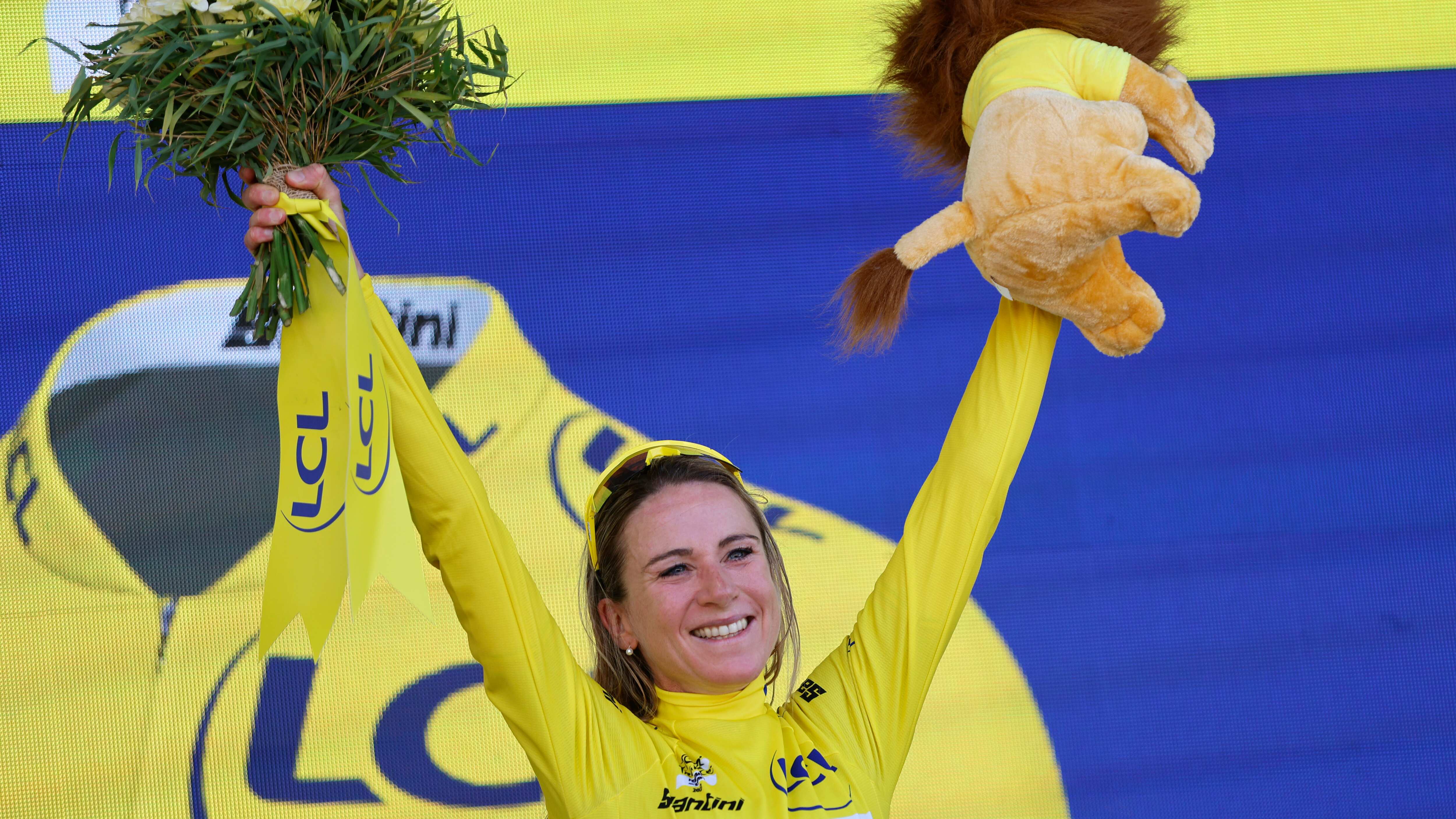 Annemiek Van Vleuten celebra tras coronarse campeona del Tour de Francia femenino, el domingo 31 de julio de 2022, en La Super Planche des Belles Filles. (AP Photo/Jean-Francois Badias)