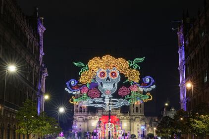 Ofrenda monumental de Día de Muertos embellece el zócalo de la CDMX
