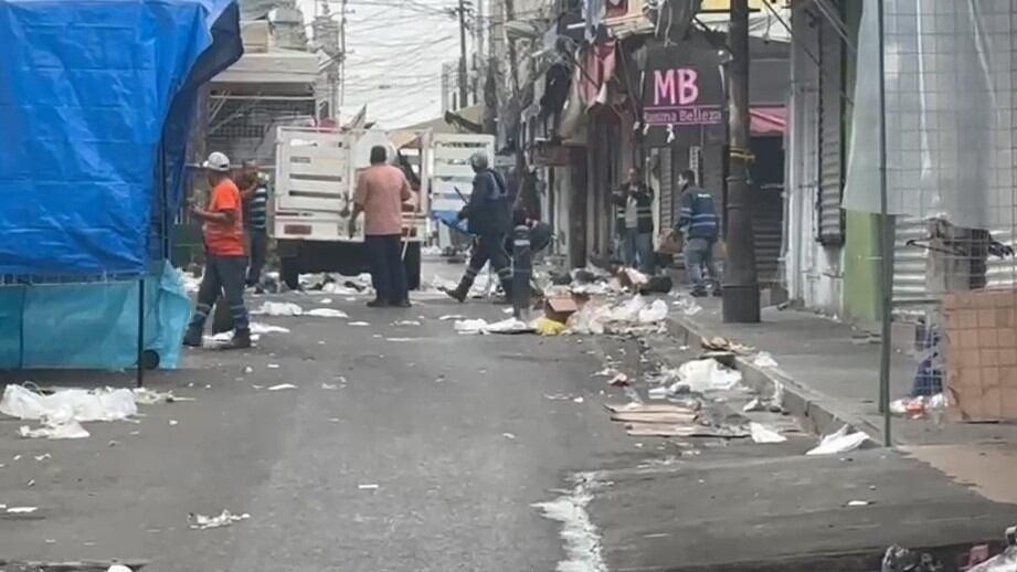 Trabajadores por día limpiaron 16 kilómetros de arterias como 15 y 5 de Mayo, Juárez, Padre Mier y Colegio Civil.