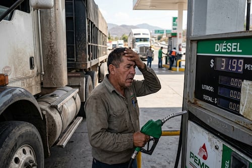 Gasolineras se brincan acuerdo presidencial; diésel roza 32 pesos