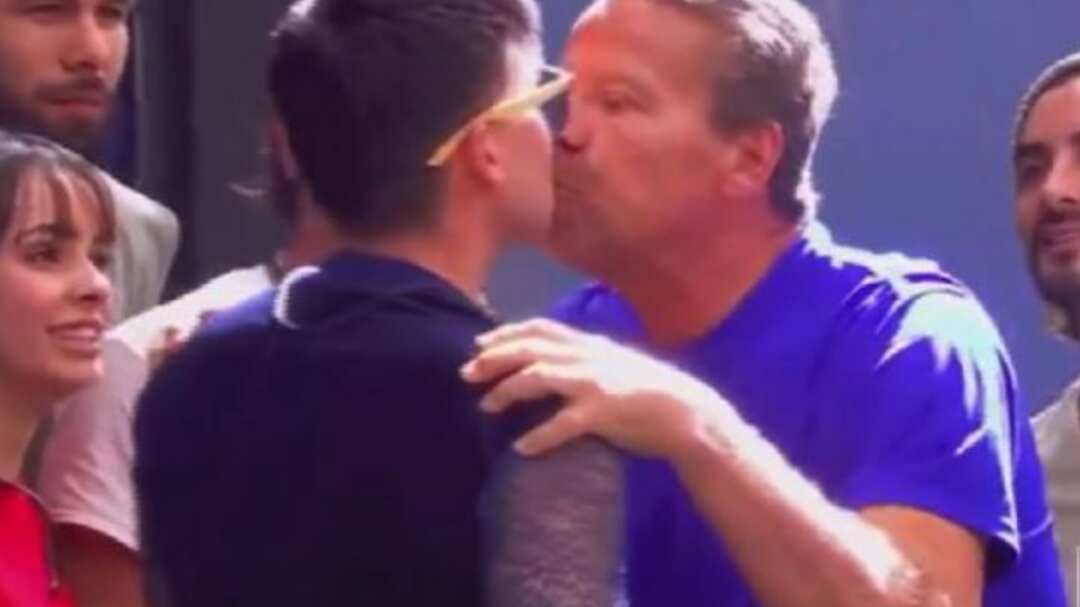 La Casa de los Famosos 4: Alfredo Adame besa en la boca a La Divaza