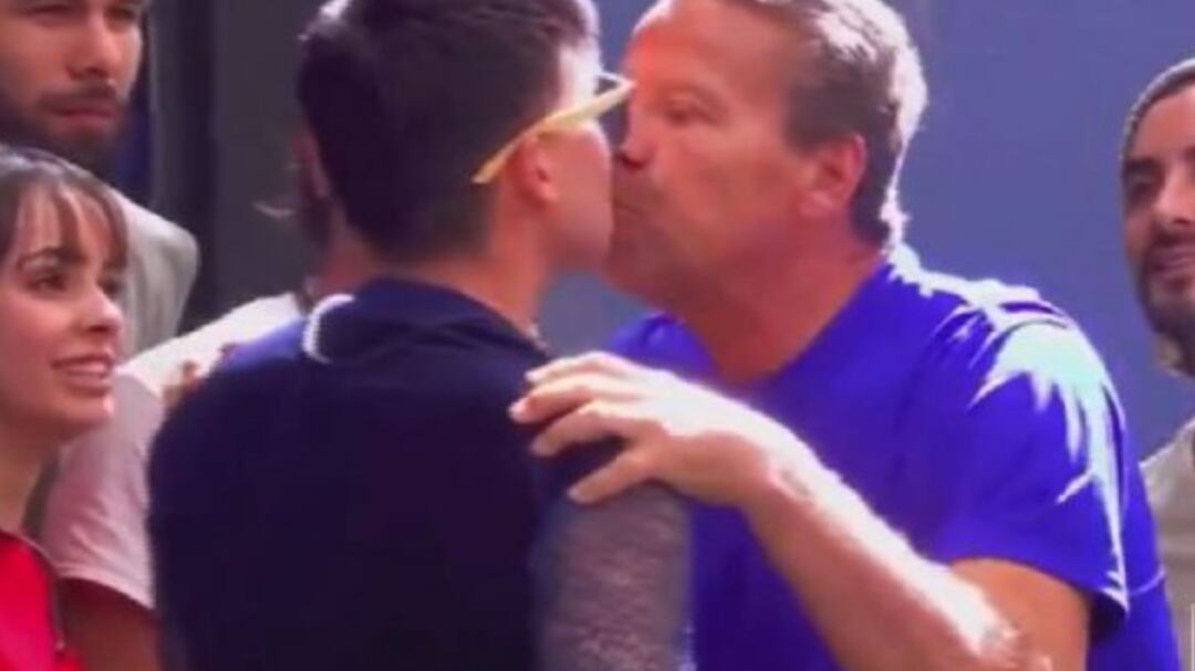 La Casa de los Famosos 4: Alfredo Adame besa en la boca a La Divaza