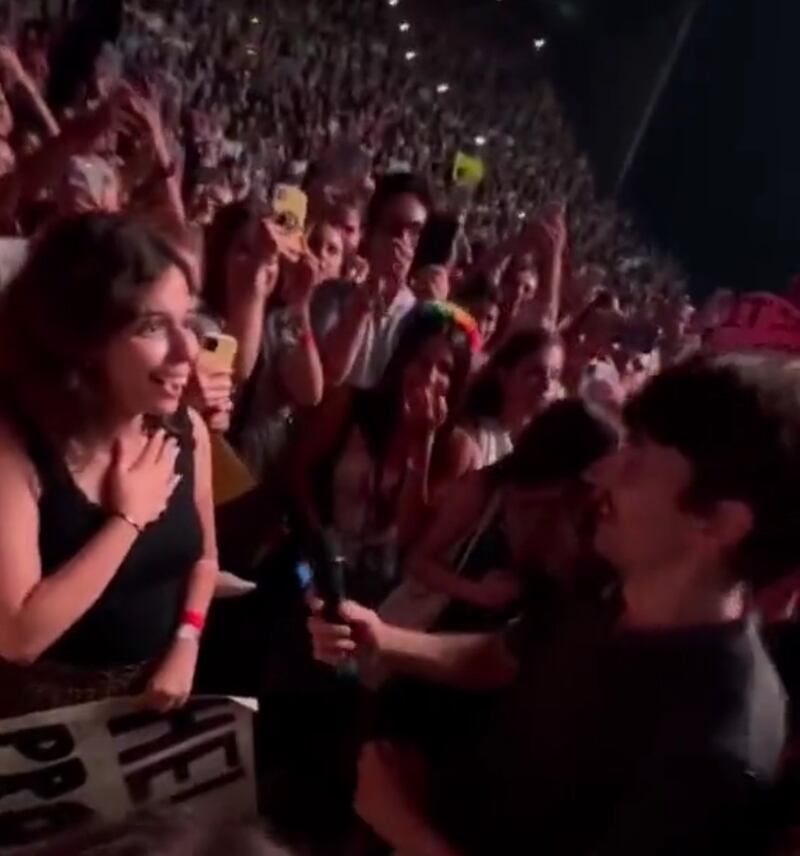 El cantante hizo parada en Lisboa con su Love Tour, donde fungió como cupido para una pareja.