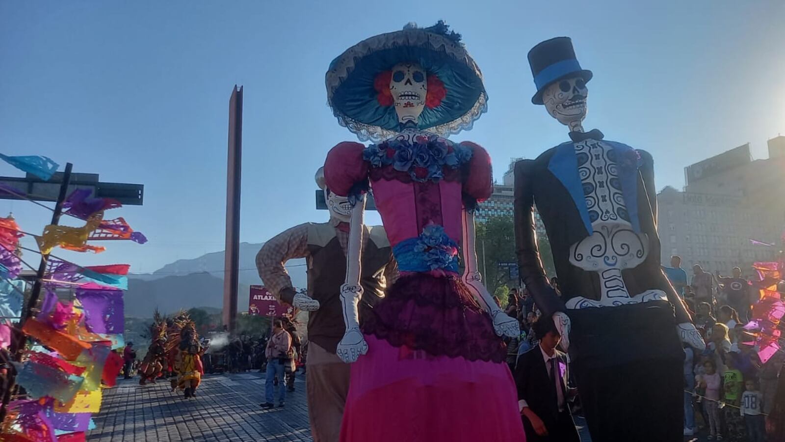 La catrina y el catrín gigantes encabezaron el recorrido.