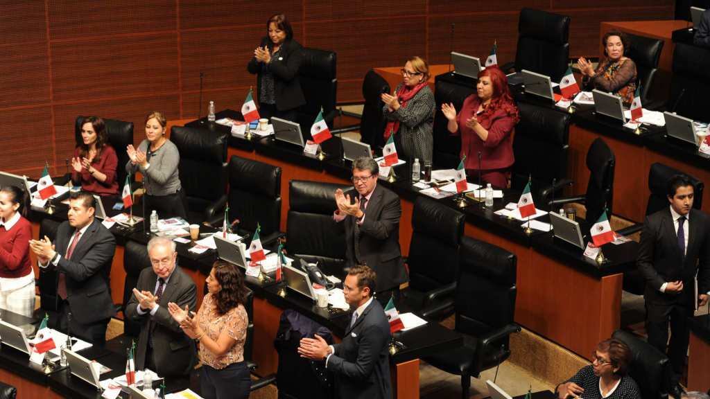 El senador Ricardo Velázquez Meza fue quien lanzó la iniciativa para colocar dicha placa en el recinto legislativo.