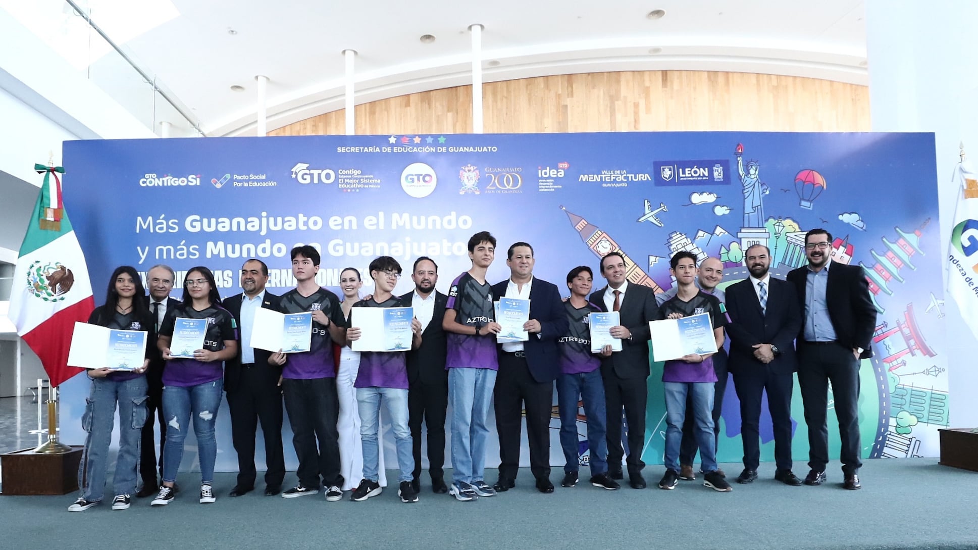 Abanderan a estudiantes.