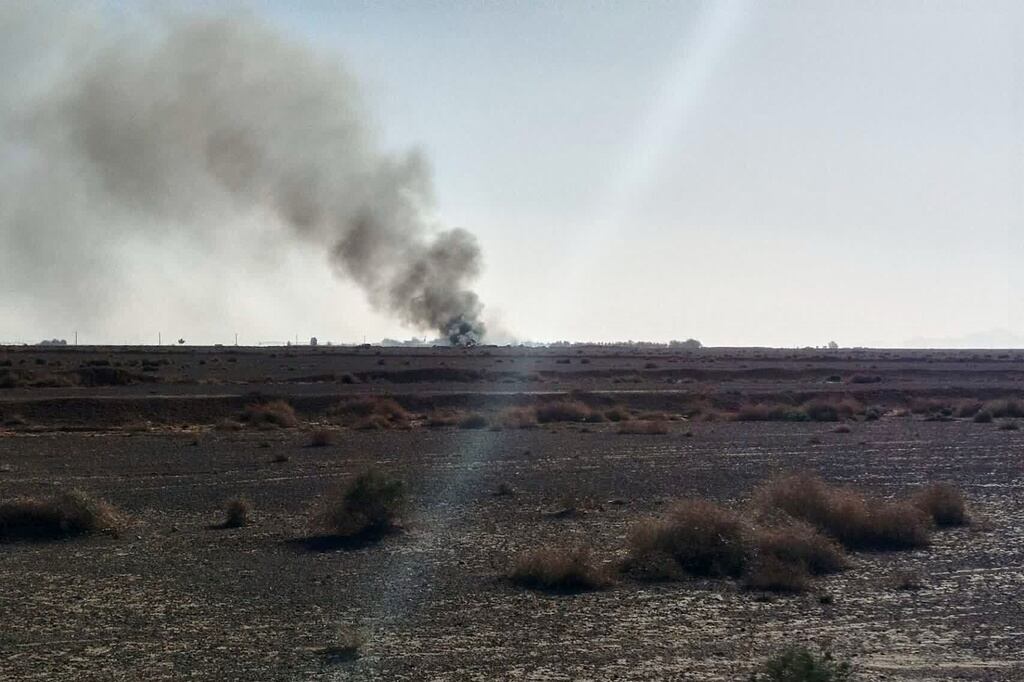 En esta imagen proporcionada por Sepahnews, el sitio web oficial de la Guardia Revolucionaria Iraní, se observa una columna de humo negro que se eleva en lo que la televisión estatal iraní afirmó que era el lugar donde fueron derribados un avión de transporte estadounidense y dos helicópteros que participaban en una operación de rescate, en la provincia de Isfahán, Irán, en abril de 2026. (Sepahnews vía AP)