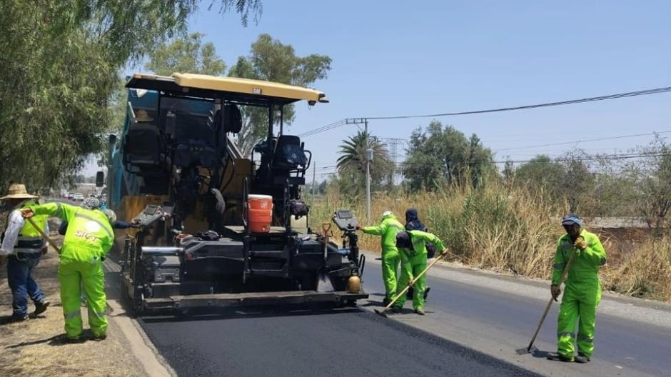 Las obras en la carretera Guadalajara-Chapala incluyen renivelación y aplicación de microaglomerado para mejorar la infraestructura vial y garantizar mayor seguridad. ESPECIAL/ Secretaría de Comunicaciones y Transportes (SICT)