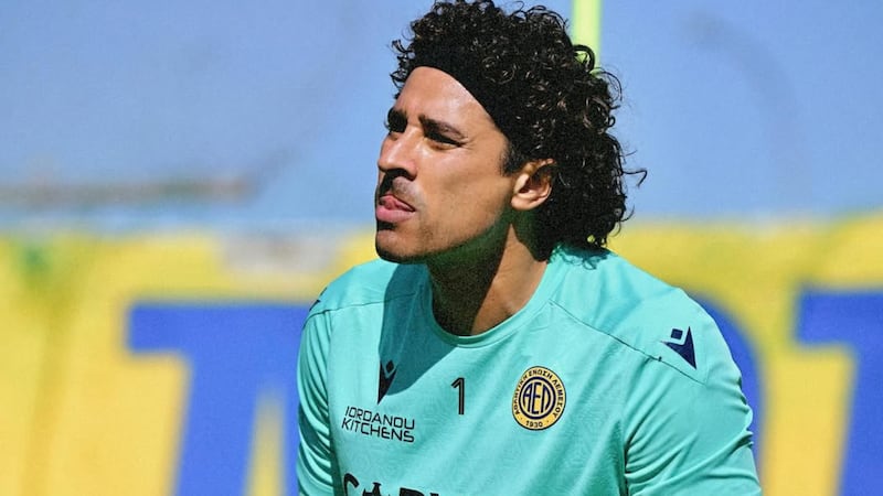 Guillermo Ochoa fue goleado en su debut con AEL Limassol.
