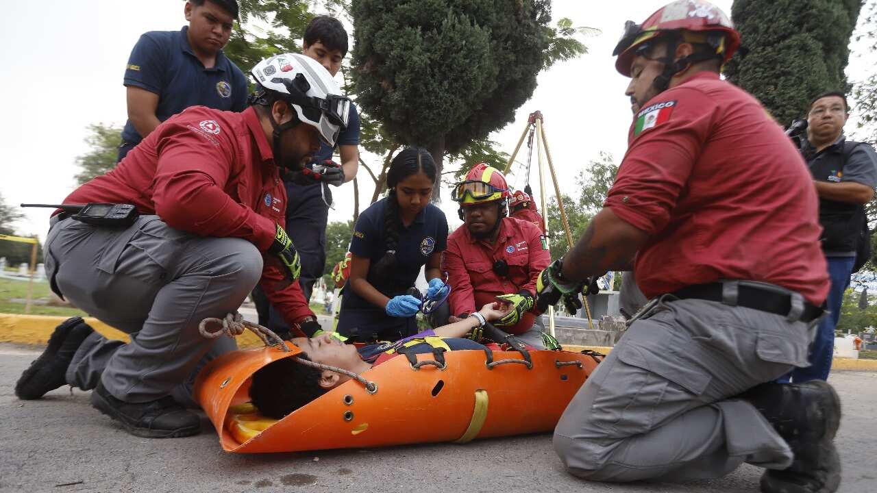 Se realizó el simulacro del rescate de una persona que cayó en una fosa, accidente común en estos días.