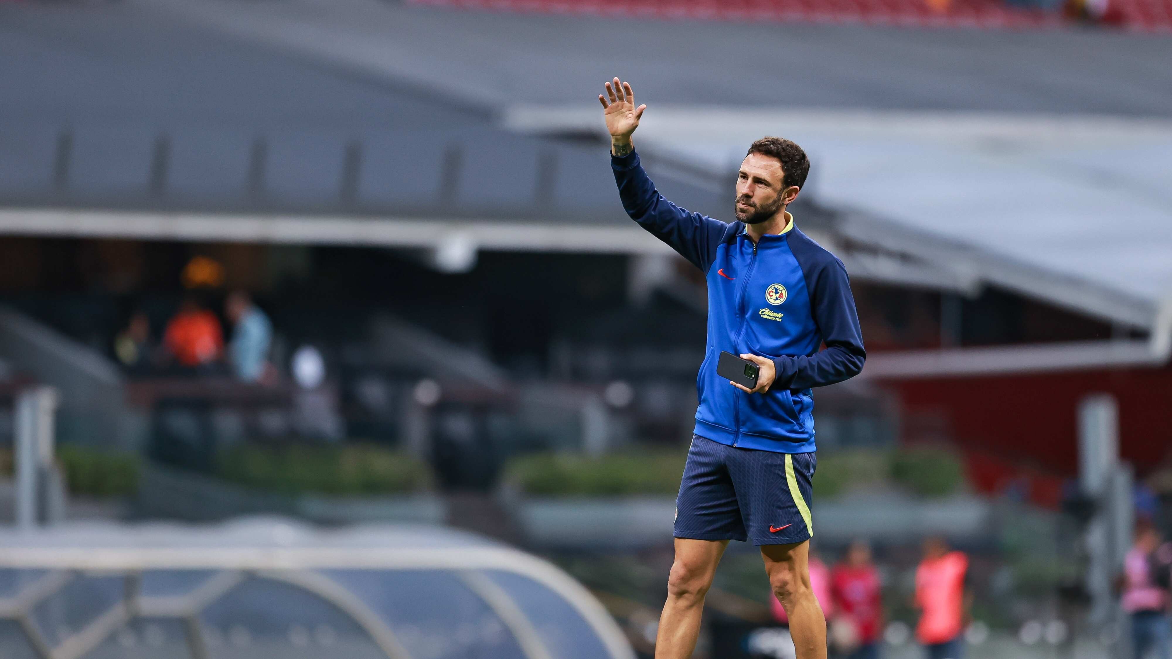 Miguel Layún se despide de la afición del América.