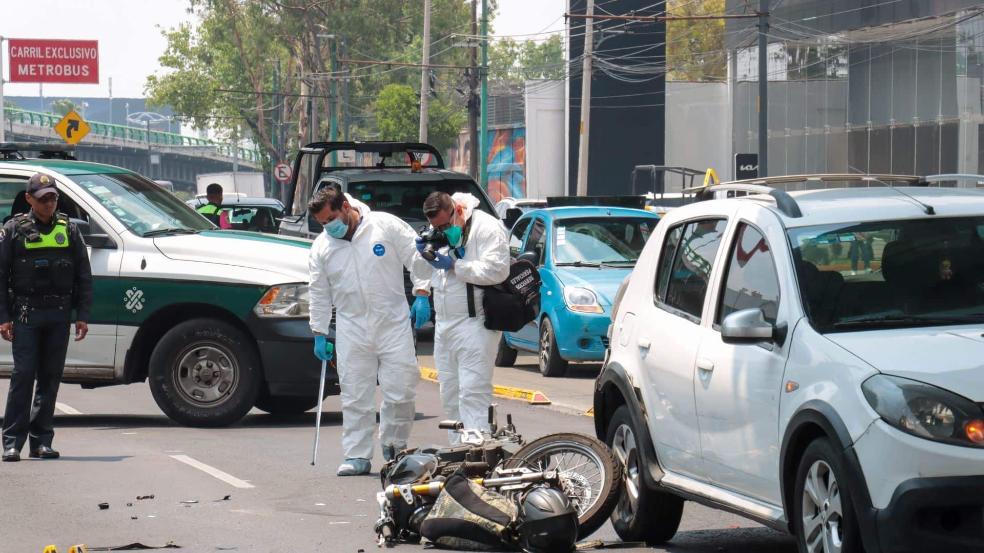 Peritos hacen su trabajo luego de que un ciclista perdiera la vida en un hecho de tránsito.