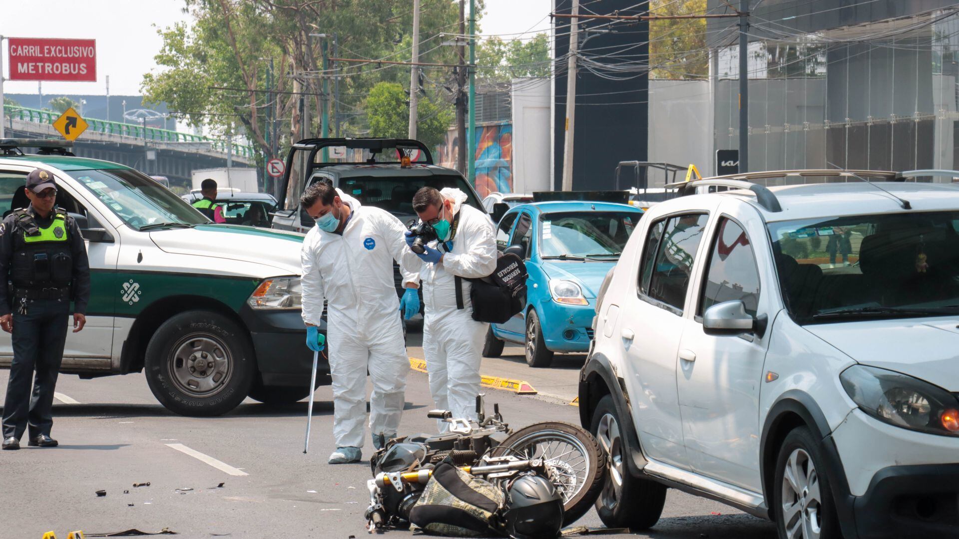 Peritos hacen su trabajo luego de que un ciclista perdiera la vida en un hecho de tránsito.