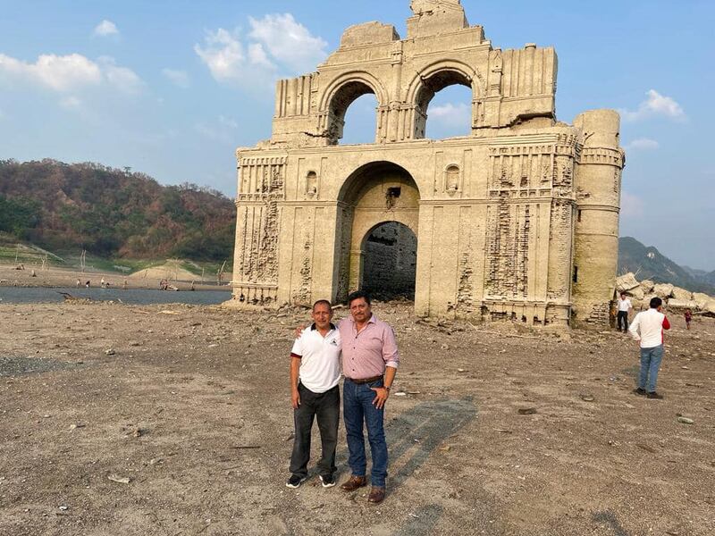 Templo de Quechula, Chiapas, queda al descubierto por sequía extrema