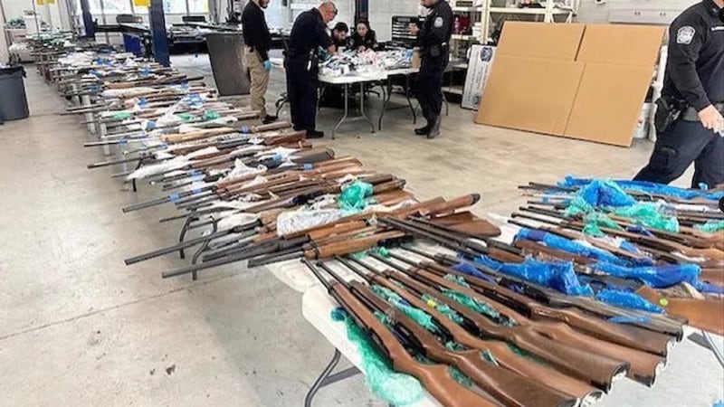Golpe al tráfico de armas: padre e hijo intentaron cruzar 400 armas hacia México