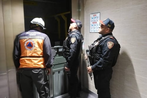 Momentos de tensión: así rescatan a seis personas atrapadas en elevador en CDMX