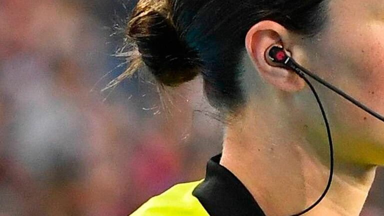 Arbitra con una imagen de su micrófono