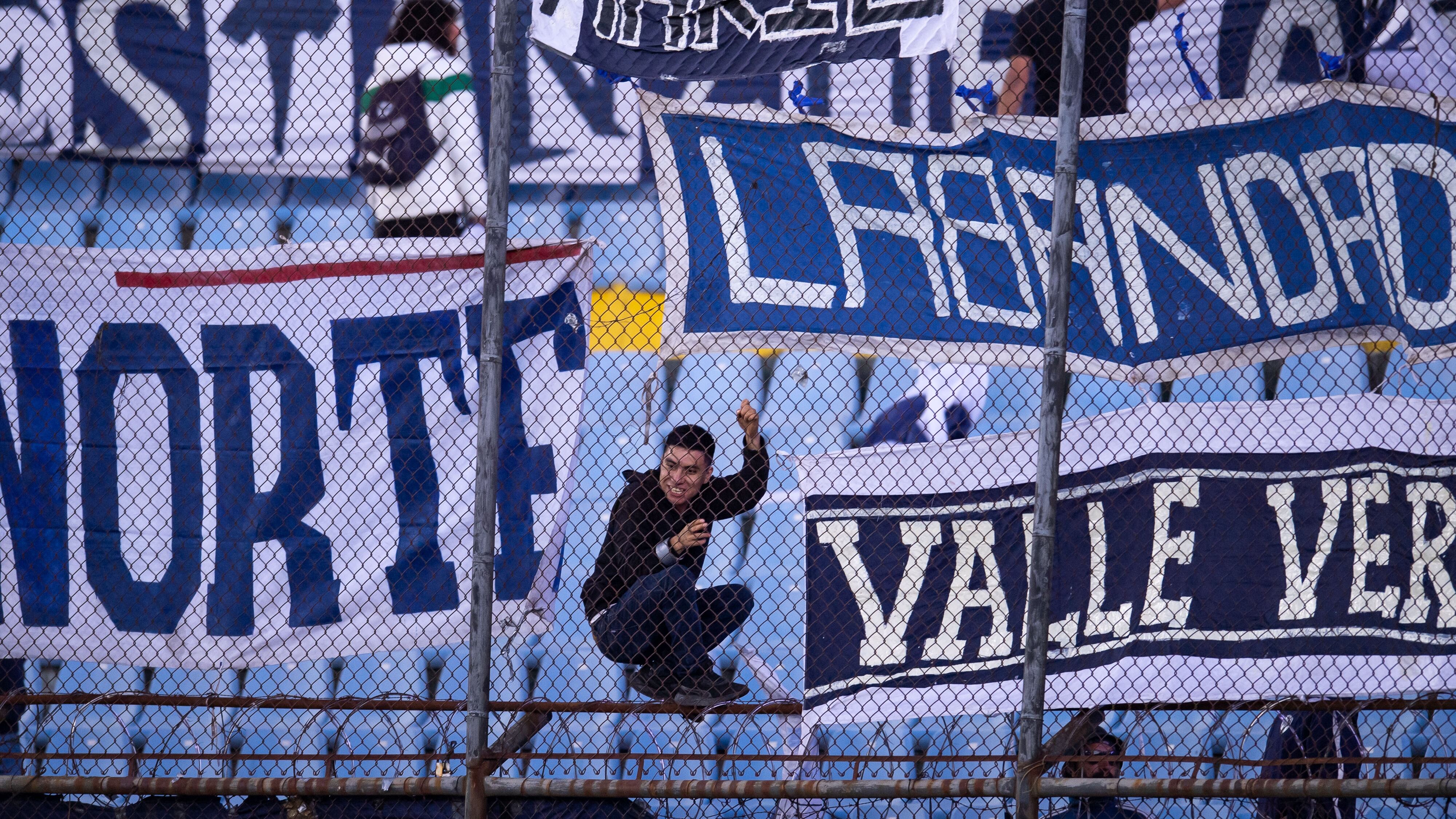 La afición de Rayados y Comunicaciones se enfrascaron en un conato de bronca.