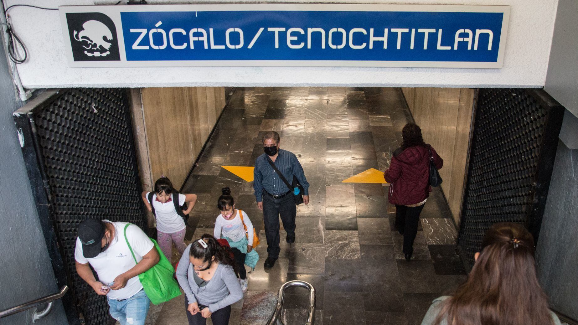 El nuevo letrero "Zócalo/Tenochtitlan" para la estación de la línea 2 del Sistema de Transporte Colectivo (STM) Metro puede ser ya observado en uno de los accesos principales.
