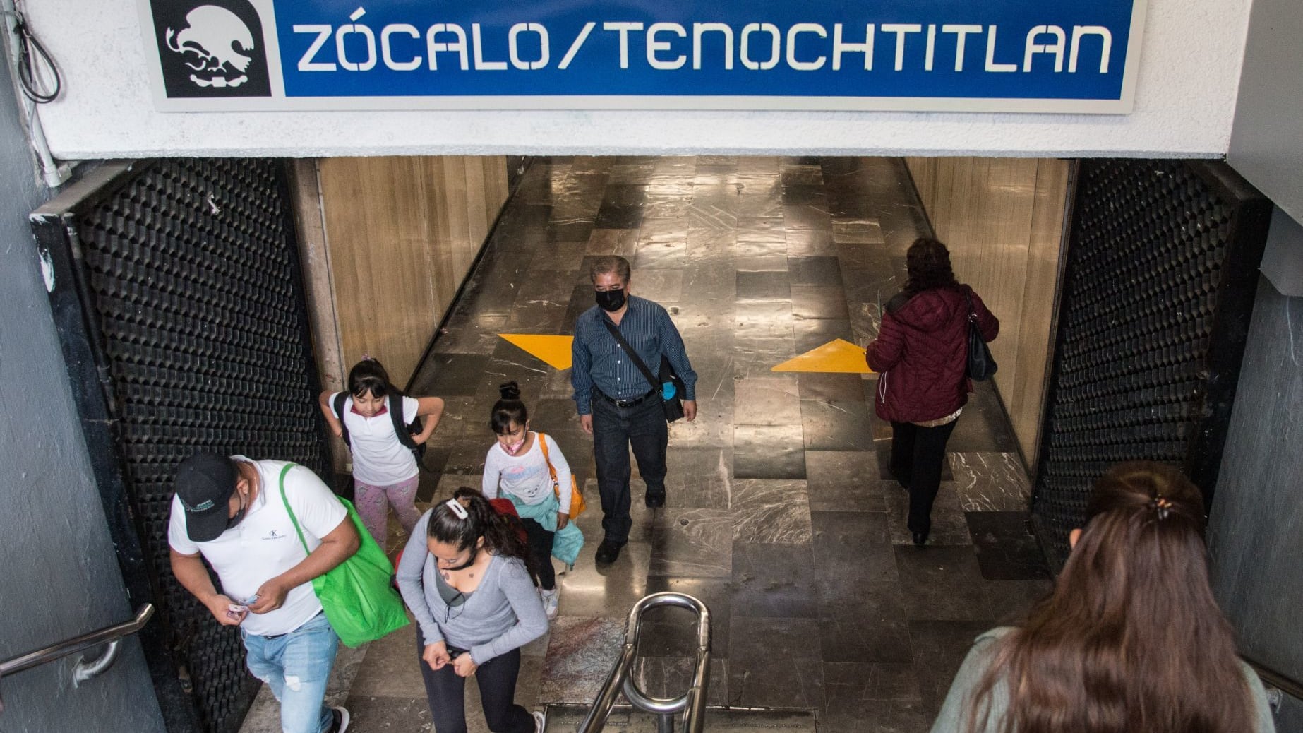 El nuevo letrero "Zócalo/Tenochtitlan" para la estación de la línea 2 del Sistema de Transporte Colectivo (STM) Metro puede ser ya observado en uno de los accesos principales.