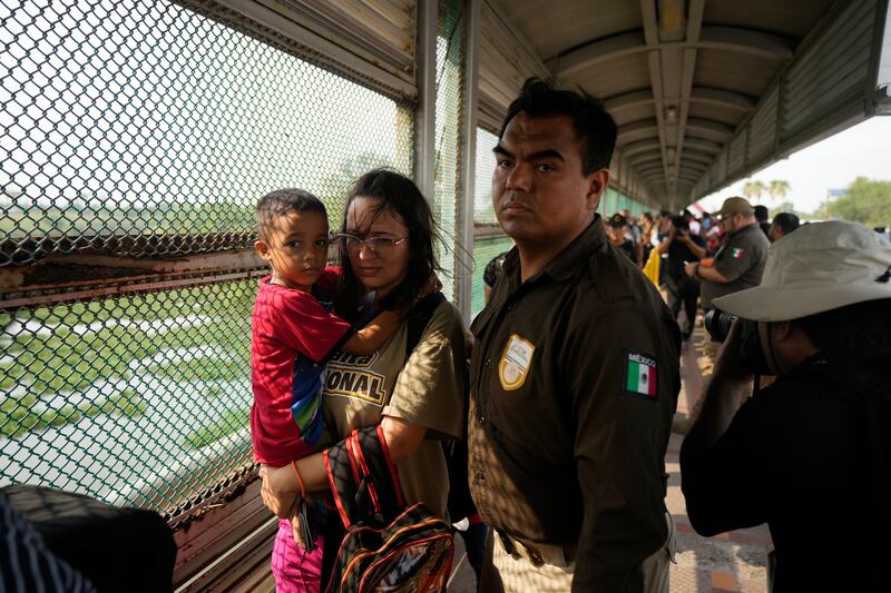 Las imágenes muestran el drama de miles de personas que esperan  en la frontera de México y Estados Unidos para cruzar al norte.