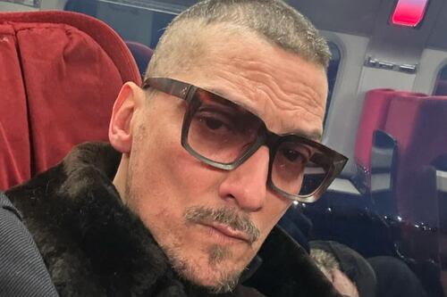 Bajan a León Larregui de avión e insulta a azafata; ¿estaba borracho?