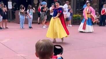 Video niño saludando a princesas de Disney que es viral en TikTok