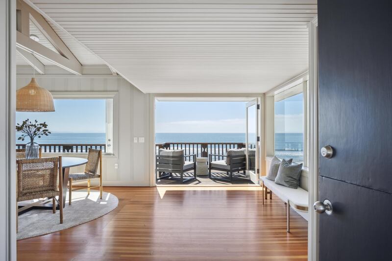 La casa de playa de Grace Slick, una cantante famosa de la época de los 60 y 70, puso a la venta a esta propiedad por casi 13 millones de dólares ¿Te interesa?
