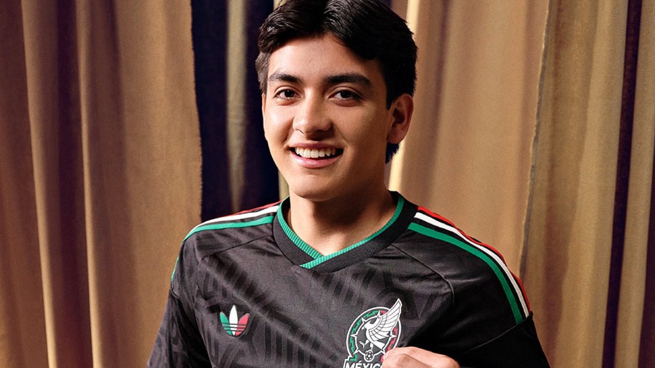 Gilberto Mora con el nuevo jersey alternativo de la Selección mexicana.