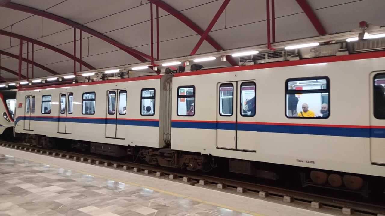 Protección Civil Monterrey recibió el reporte de una persona que cayó a las vías del Metro.