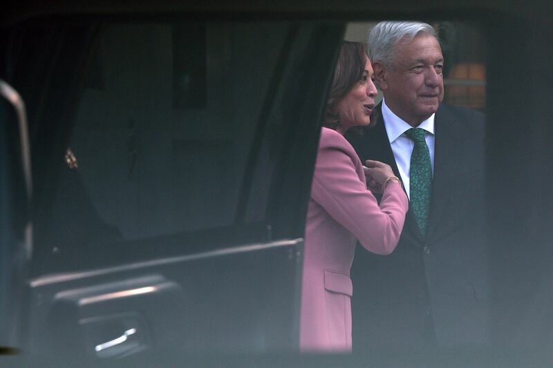 WASHINGTON, DC - 12 DE JULIO: La vicepresidenta de Estados Unidos, Kamala Harris, saluda al presidente de México, Andrés Manuel López Obrador, a su llegada a una reunión bilateral en el Observatorio Naval de Estados Unidos el 12 de julio de 2022 en Washington, DC. Hoy está previsto que el presidente López Obrador se reúna con el presidente Joe Biden en la Casa Blanca por primera vez después de que declinara asistir a la Cumbre de las Américas de la Administración Biden en Los Ángeles en junio porque la cumbre no incluía a Cuba, Nicaragua y Venezuela. (Foto de Alex Wong/Getty Images)

Traducción realizada con la versión gratuita del traductor www.DeepL.com/Translator