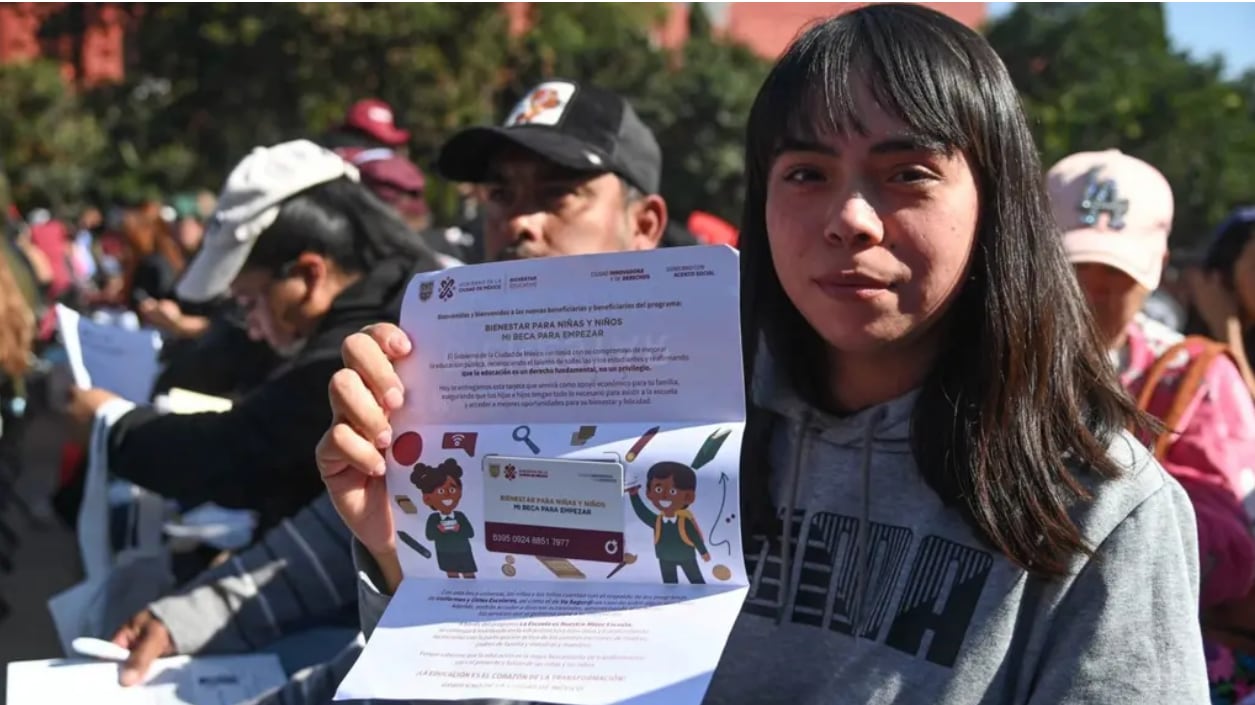 Tarjeta de útiles y uniformes escolares