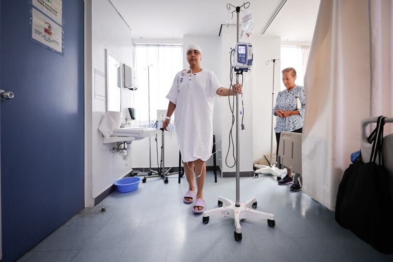 Retiran tumor cerebral a paciente que permaneció despierta en operación